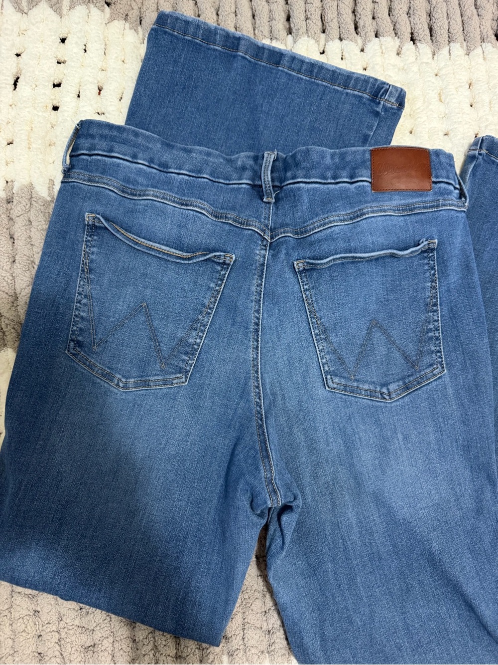 Women’s wrangler flare jeans size 33X32 - Picture 2 of 3